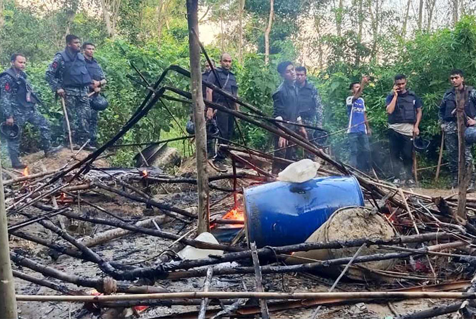 মহেশখালীতে দেশীয় মদ তৈরির কারখানা ধ্বংস করেছে নৌবাহিনী