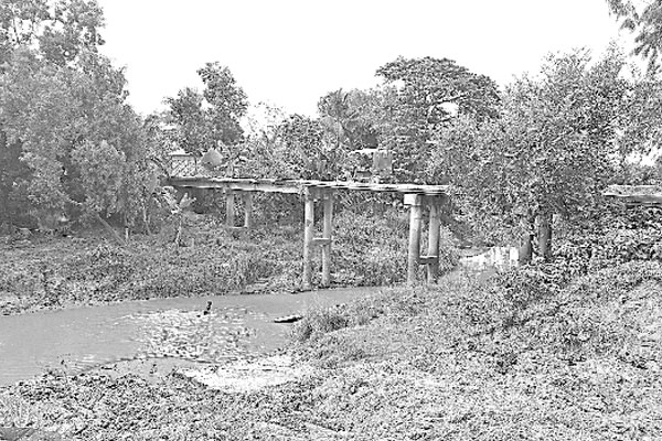 ঝুঁকিপূর্ণ সেতুতে চলাচল