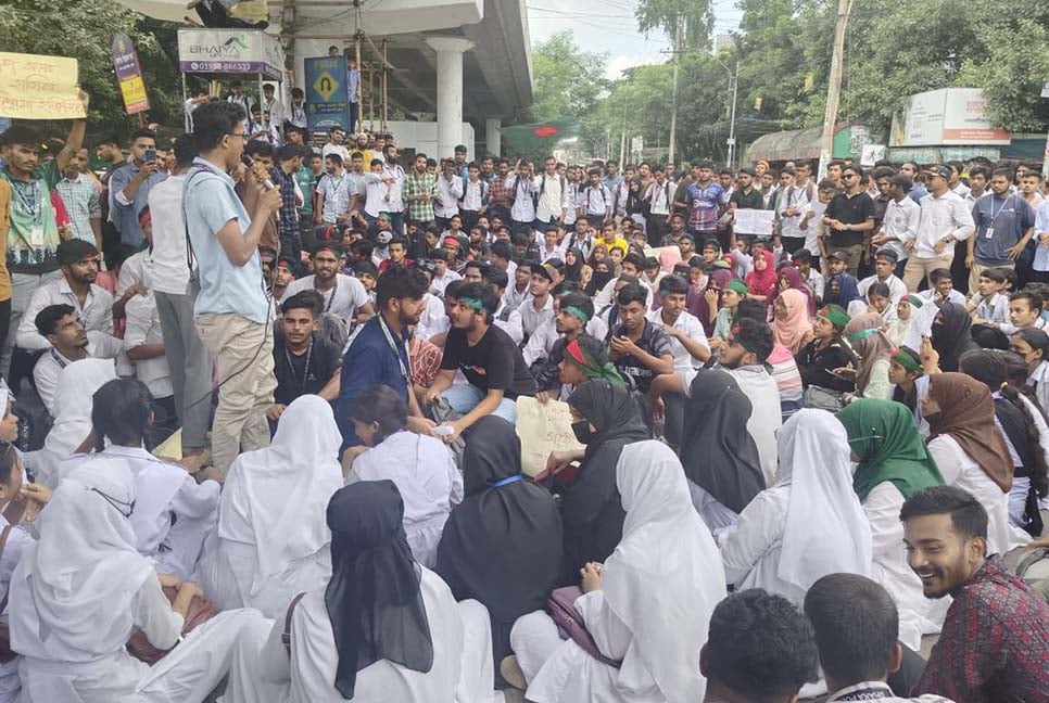 ৬ দফা দাবিতে পলিটেকনিক শিক্ষার্থীদের অবরোধ, তীব্র যানজট

