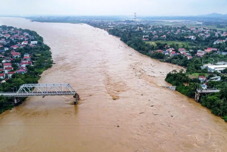 সুপার টাইফুনে ভেঙে গেল সেতু, ১০ গাড়ি নদীতে