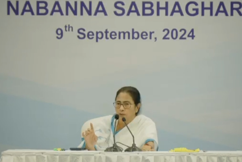 ধর্ষণকাণ্ড: এবার আন্দোলন ছেড়ে উৎসবের পথে ফিরতে বললেন মমতা