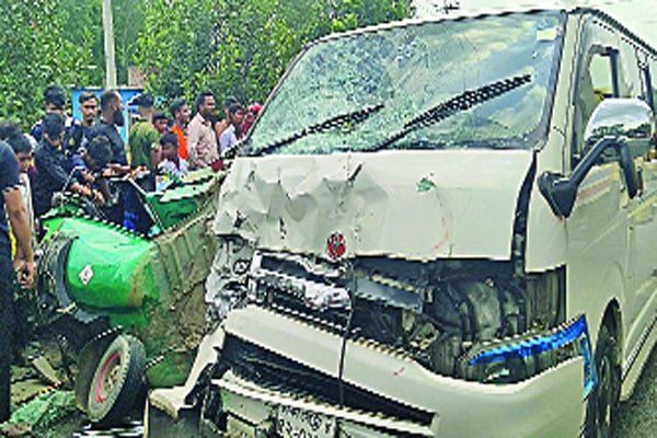মাইক্রোবাস-অটোরিকশা সংঘর্ষে গেল ছয় প্রাণ