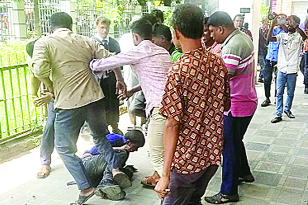 আদালত চত্বরে হিরো আলমকে মারধর