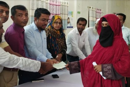 গলাচিপায় ক্ষতিগ্রস্তদের মাঝে ঢেউটিন ও চেক বিতরণ