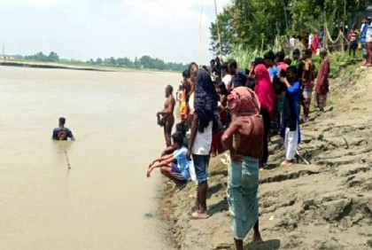 কালিহাতীতে বাল্কহেডের ধাক্কায় নৌকা ডুবে দুই যাত্রী নিখোঁজ