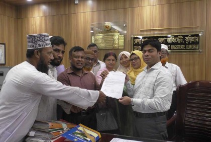 কুড়িগ্রামে মাধ্যমিক শিক্ষা প্রতিষ্ঠান জাতীয়করণের দাবিতে স্মারকলিপি