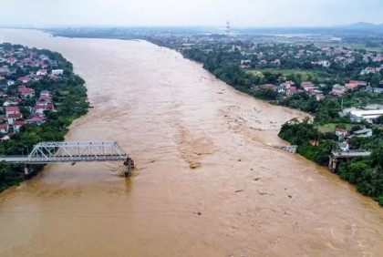 সুপার টাইফুনে ভেঙে গেল সেতু, ১০ গাড়ি নদীতে