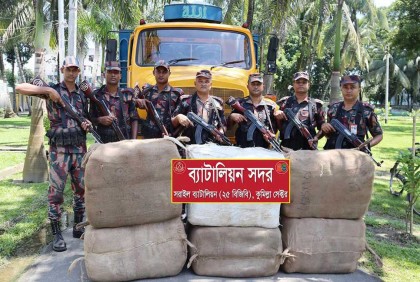ব্রাহ্মণবাড়িয়ায় প্রায় ৫ কোটি টাকার ভারতীয় শাড়িসহ ট্রাক জব্দ
