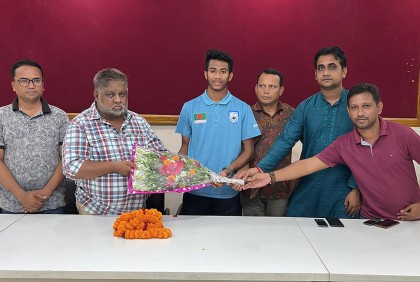 জাতীয় ফুটবল দলের মিরাজুলকে 
নিজ জেলা ঝালকাঠিতে সংবর্ধনা 