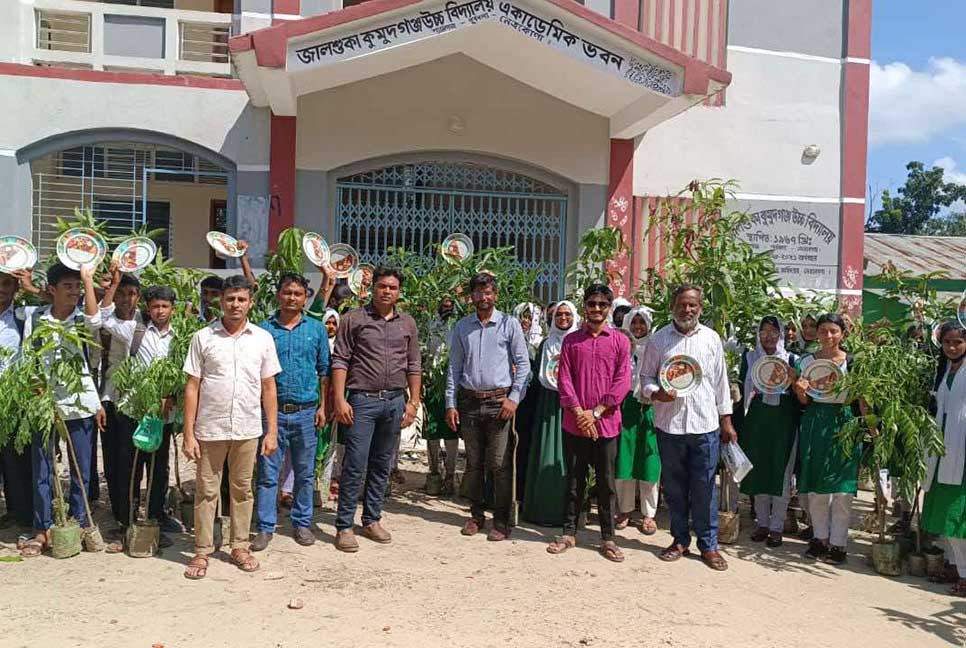 পূর্বধলায় শিক্ষার্থীদের মাঝে পুষ্টি ক্যাম্পেইন