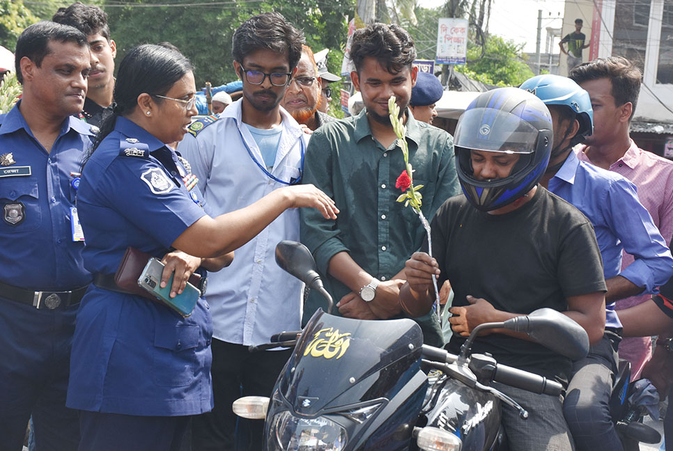 রাজবাড়ীতে পুলিশের ট্রাফিক সচেতনতা কার্যক্রম