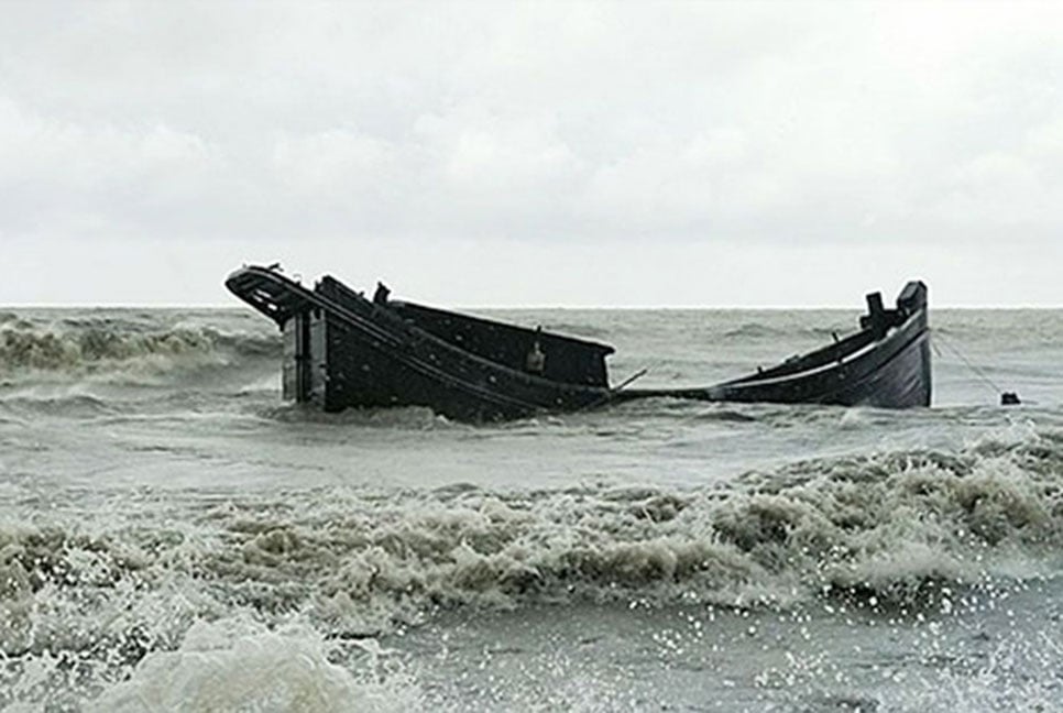 বৈরী আবহাওয়ার কবলে পড়ে মেঘনায় চারটি ট্রলার ডুবি