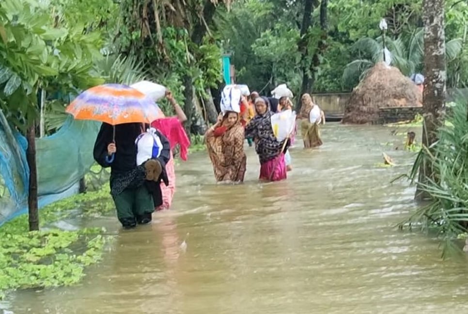 নোয়াখালীতে ফের বন্যার শঙ্কা, বাড়ছে দুর্ভোগ

