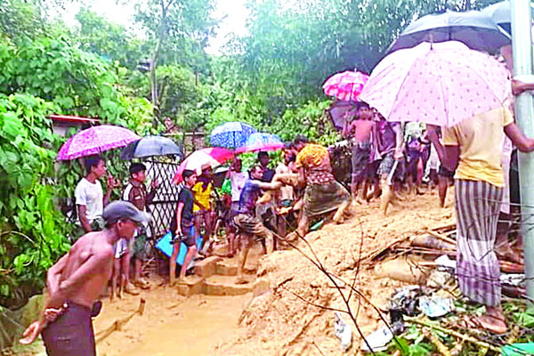 কক্সবাজারে পাহাড় ধসে নিহত ৬