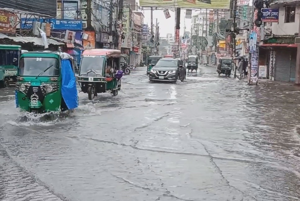 খুলনায় ভারী বৃষ্টিপাত, তলিয়ে গেছে রাস্তাঘাট-নিম্নাঞ্চল