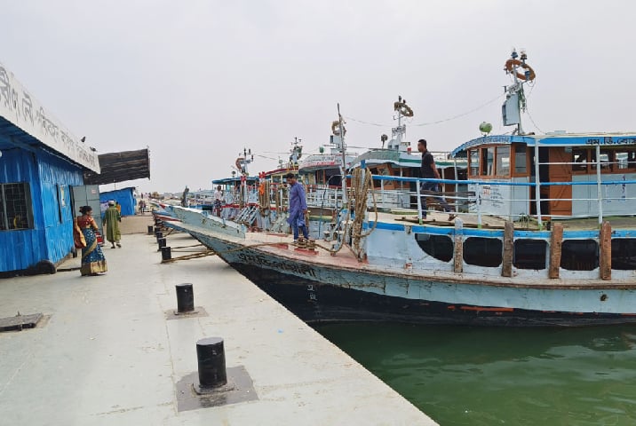 বৈরী আবহাওয়ার কারণে দৌলতদিয়া-পাটুরিয়া নৌরুটে লঞ্চ চলাচল বন্ধ 