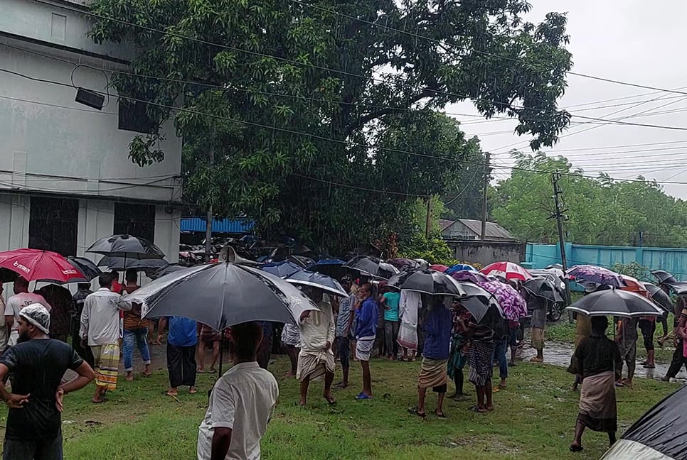 পদ্মার ভাঙন ঠেকাতে এবার কুষ্টিয়া পানি উন্নয়ন বোর্ড ঘেরাও