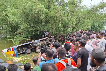 জয়পুরহাটে নিয়ন্ত্রণ হারিয়ে বাস পুকুরে, আহত ১০   