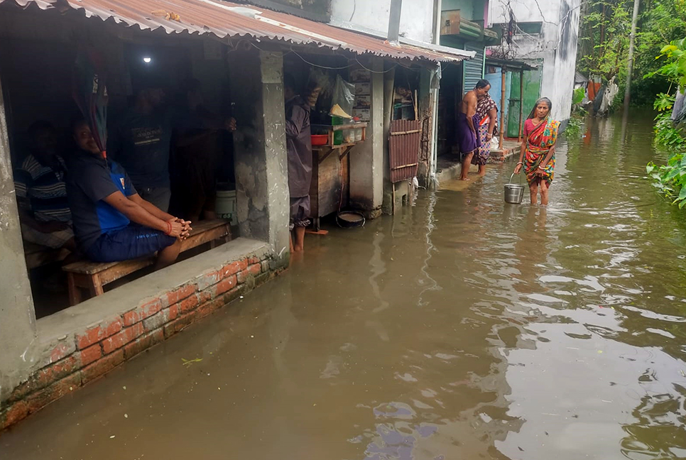 সাতক্ষীরায় বিস্তীর্ণ এলাকা প্লাবিত, ভেসে গেছে মৎস্য ঘের