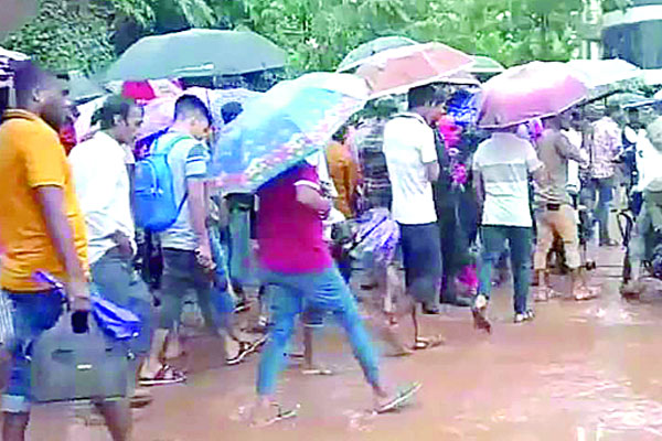 বৃষ্টি উপেক্ষা করে কারখানায় শ্রমিকরা