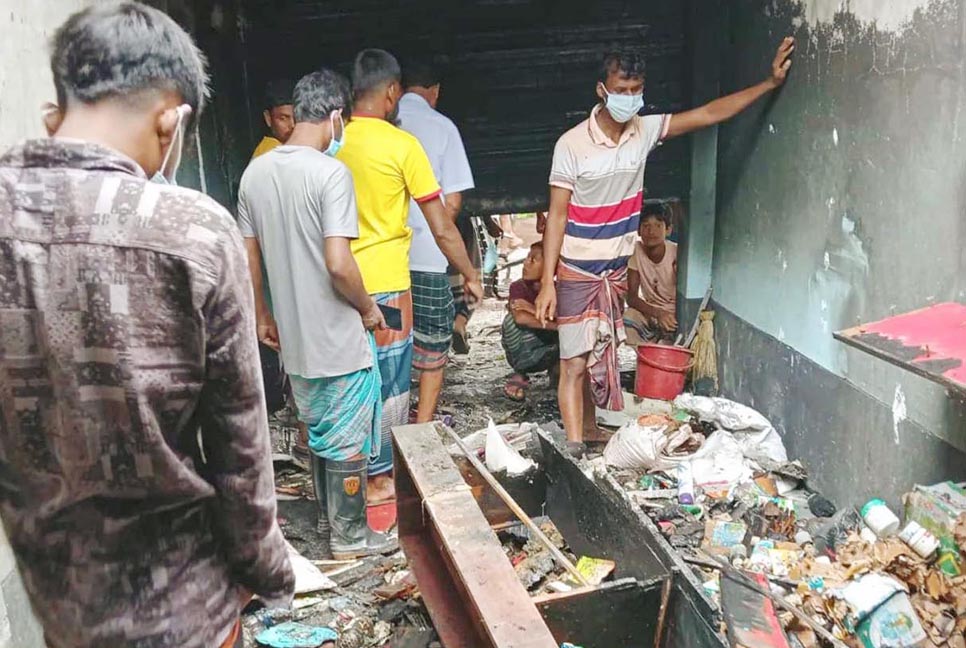 বগুড়ায় কীটনাশক দোকানে অগ্নিকাণ্ড