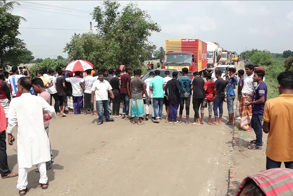 ভেড়ামারায় পদ্মার ভাঙন থেকে রক্ষার দাবি নিয়ে মহাসড়ক অবরোধ