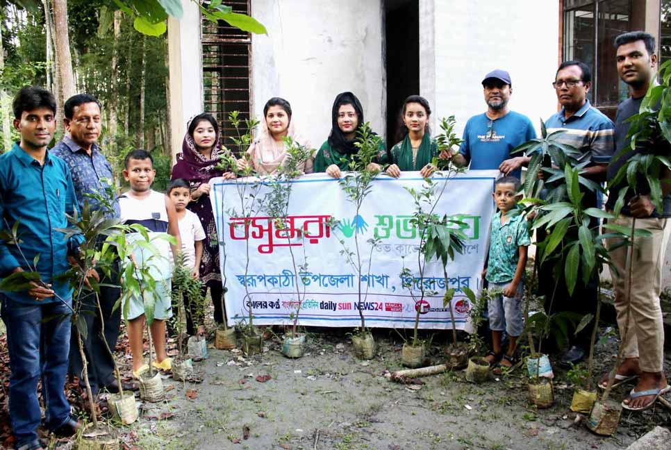 আন্দোলনে নিহতদের স্মরণে স্বরূপকাঠিতে বসুন্ধরা শুভসংঘের বৃক্ষরোপণ