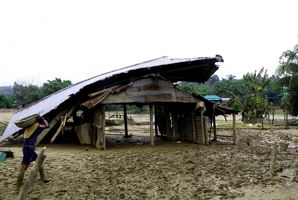 পাহাড়ের বানভাসিদের বেঁচে থাকার লড়াই