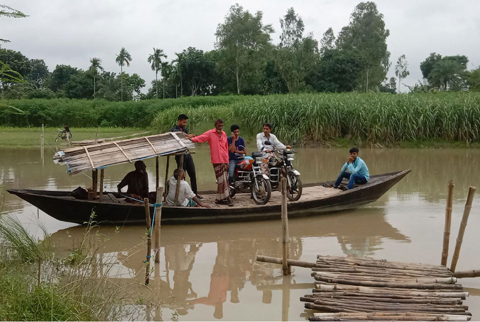 নৌকায় নদী পারাপার, ব্রিজের অভাবে দুর্ভোগ