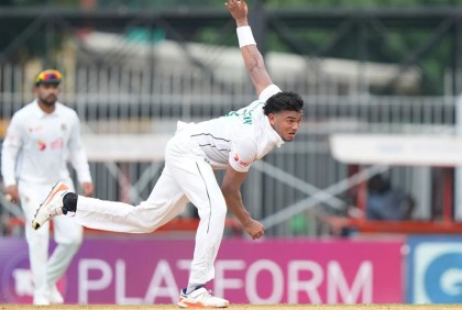 দিনের শুরুতেই জাদেজাকে ফেরালেন তাসকিন