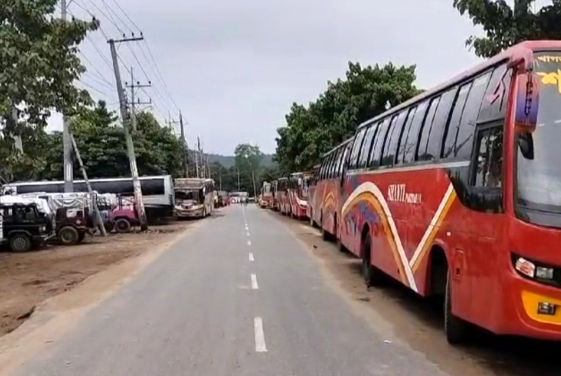 খাগড়াছড়ি ও রাঙামাটিতে ৭২ ঘণ্টার সড়ক অবরোধ চলছে