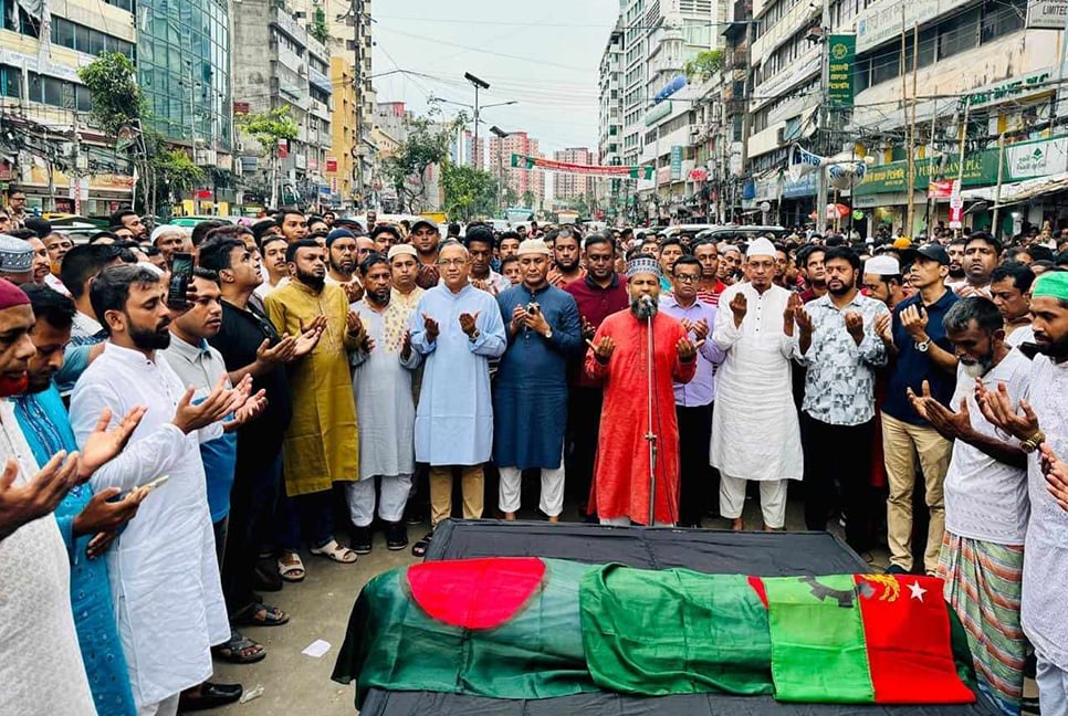 ছাত্র-জনতার আন্দোলনে নিহত যুবদল কর্মী নয়ন মিয়ার জানাজা অনুষ্ঠিত

