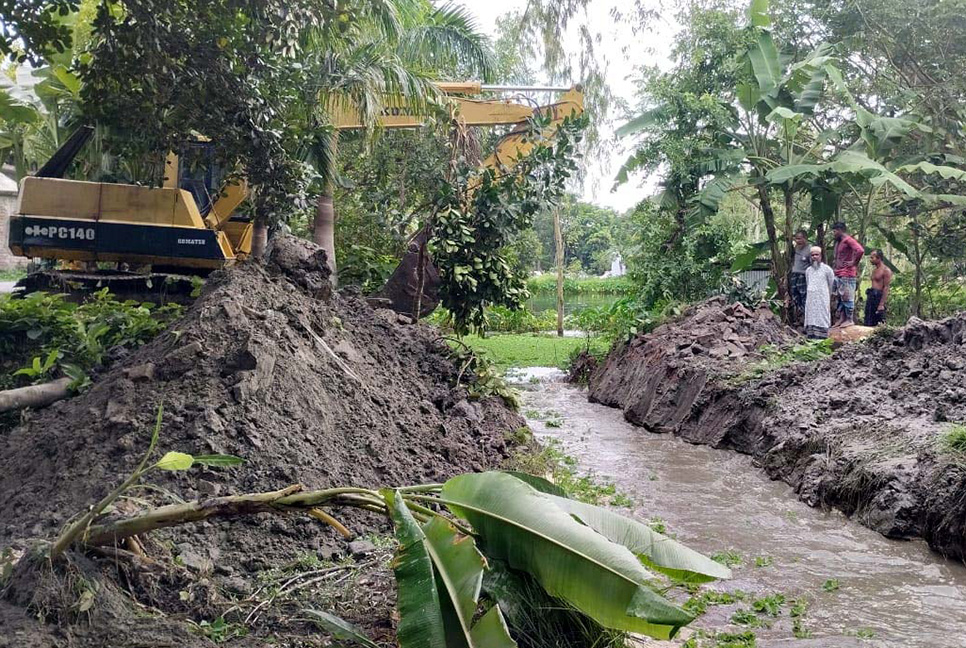 কোটালীপাড়ায় বাঁধ কেটে ১ কিলোমিটার খাল দখলমুক্ত