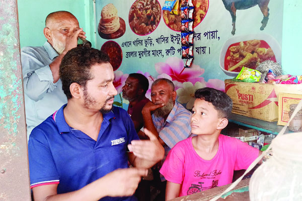 ক্রেতাদের ইশারা আর ঠোঁটের ভাষা বুঝে দোকান চালাচ্ছেন বাবা-ছেলে