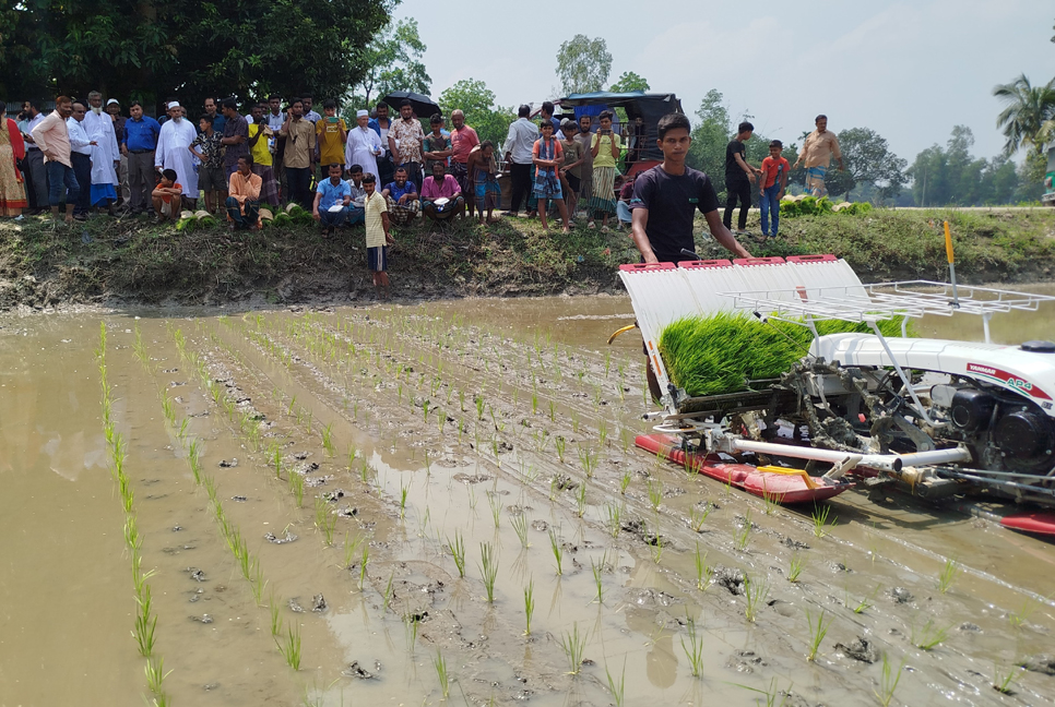 ‘রাইস ট্রান্সপ্লান্টার ব্যবহারে কৃষকের উৎপাদন খরচ অনেকাংশে কমে আসে’

