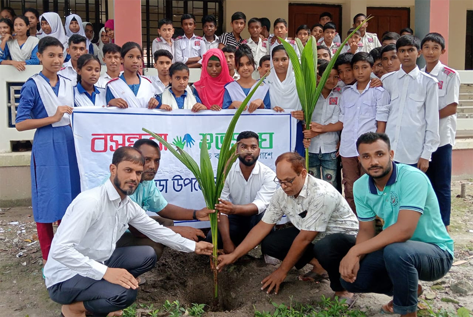 শহীদদের স্মরণে গঙ্গাচড়ায় বসুন্ধরা শুভসংঘের বৃক্ষরোপণ 