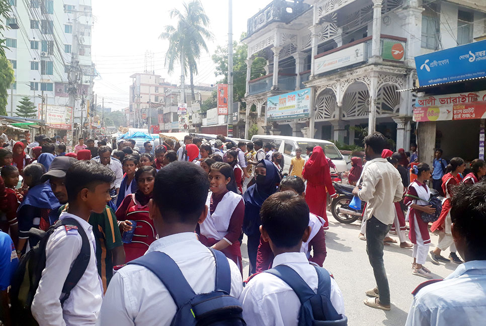 সংক্ষিপ্ত সিলেবাসে পরীক্ষার দাবিতে 
দিনাজপুরে শিক্ষার্থীদের বিক্ষোভ