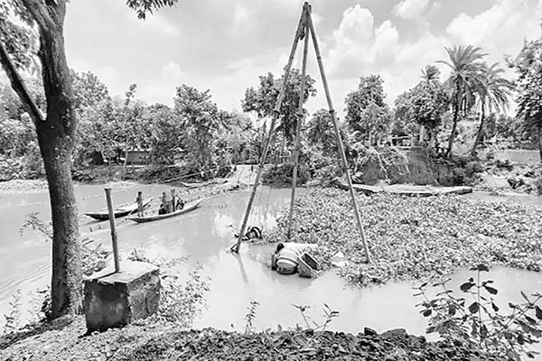 কাঠের সেতু তলিয়ে দুর্ভোগে ৫০ গ্রামের মানুষ