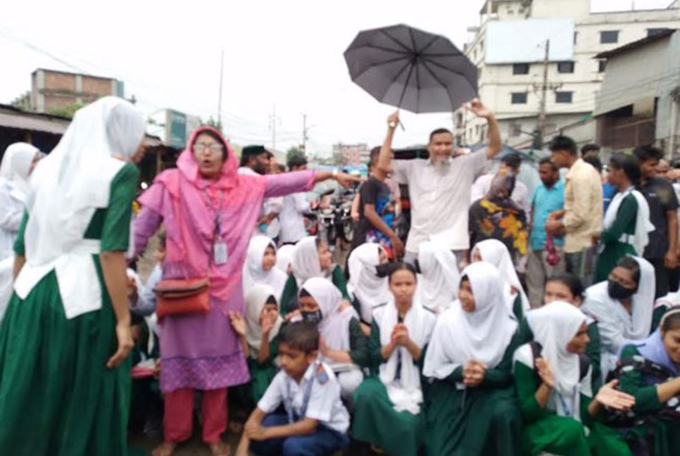 টঙ্গীতে শিক্ষা প্রতিষ্ঠানে প্রকাশ্যে লুটপাটের ঘটনায় সড়ক অবরোধ