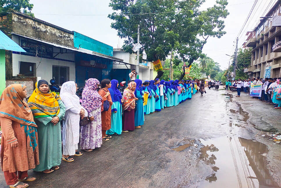 বাগেরহাটে প্রাথমিক শিক্ষকদের মানববন্ধন