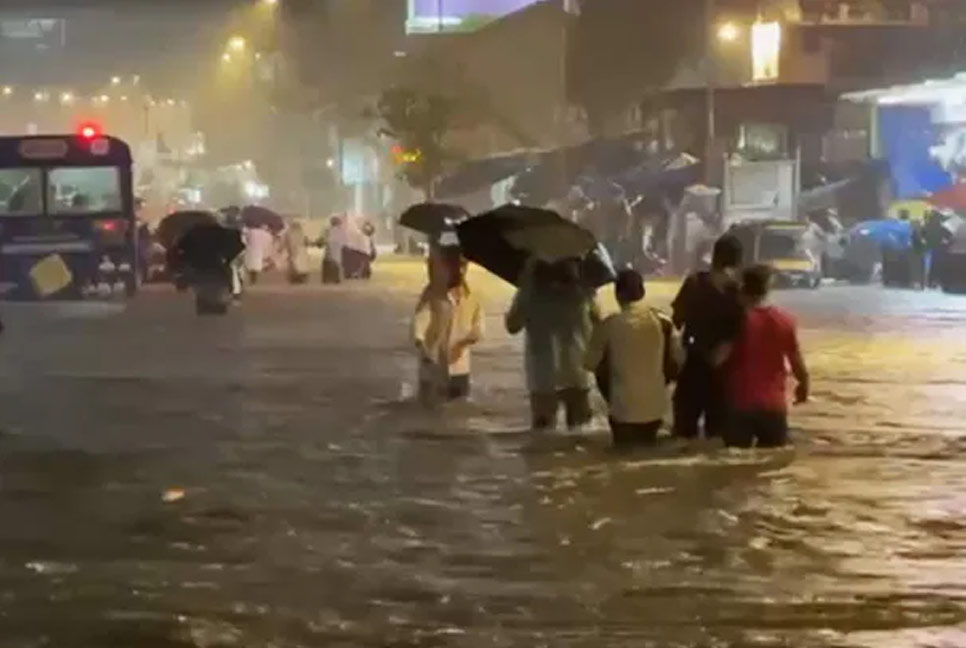 ভারী বৃষ্টিতে বিপর্যস্ত মুম্বাই, স্কুল-কলেজ বন্ধ ঘোষণা