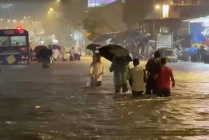 ভারী বৃষ্টিতে বিপর্যস্ত মুম্বাই, স্কুল-কলেজ বন্ধ ঘোষণা