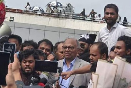 দেশে ফিরলেন আমার দেশ সম্পাদক মাহমুদুর রহমান