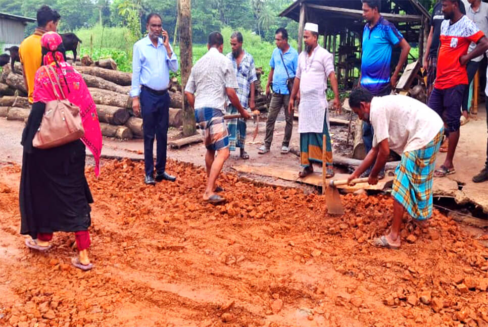 মনোহরগঞ্জে সেচ্ছাশ্রমে বন্যায় ক্ষতিগ্রস্থ সড়ক মেরামত