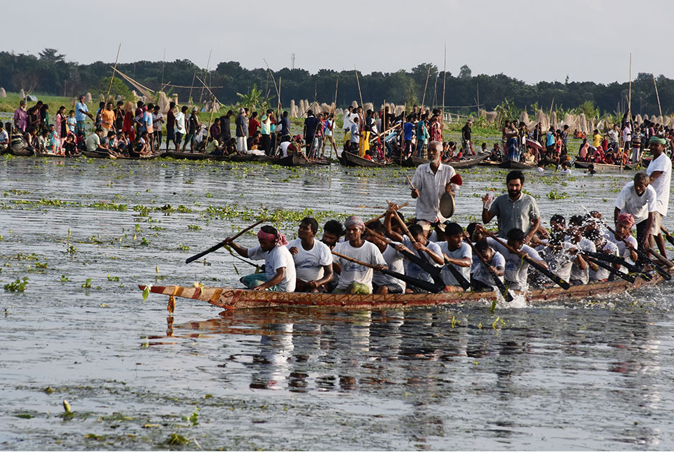 বালিয়াকান্দিতে নৌকা বাইচ অনুষ্ঠিত