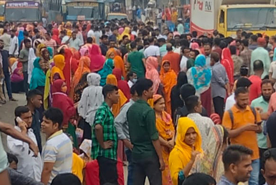 আশুলিয়ায় মহাসড়ক অবরোধ করে দুই কারখানার শ্রমিকদের বিক্ষোভ 