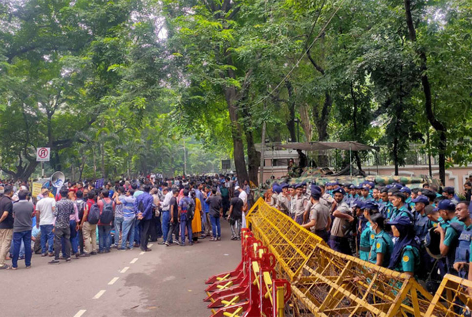 প্রধান উপদেষ্টার বাসভবনের সাম‌নে ৩৫ প্রত্যাশীদের অবস্থান, টিয়ারশেল নিক্ষেপ