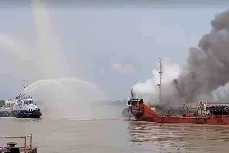 পতেঙ্গায় জাহাজে অগ্নিকাণ্ডের ঘটনায় ২ জনের মরদেহ উদ্ধার

