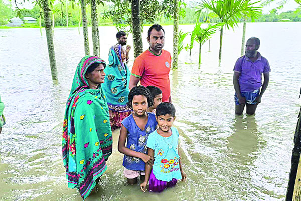 তীব্র গতিতে বাড়ছে পানি