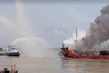 পতেঙ্গায় জাহাজে অগ্নিকাণ্ডের ঘটনায় ২ জনের মরদেহ উদ্ধার

